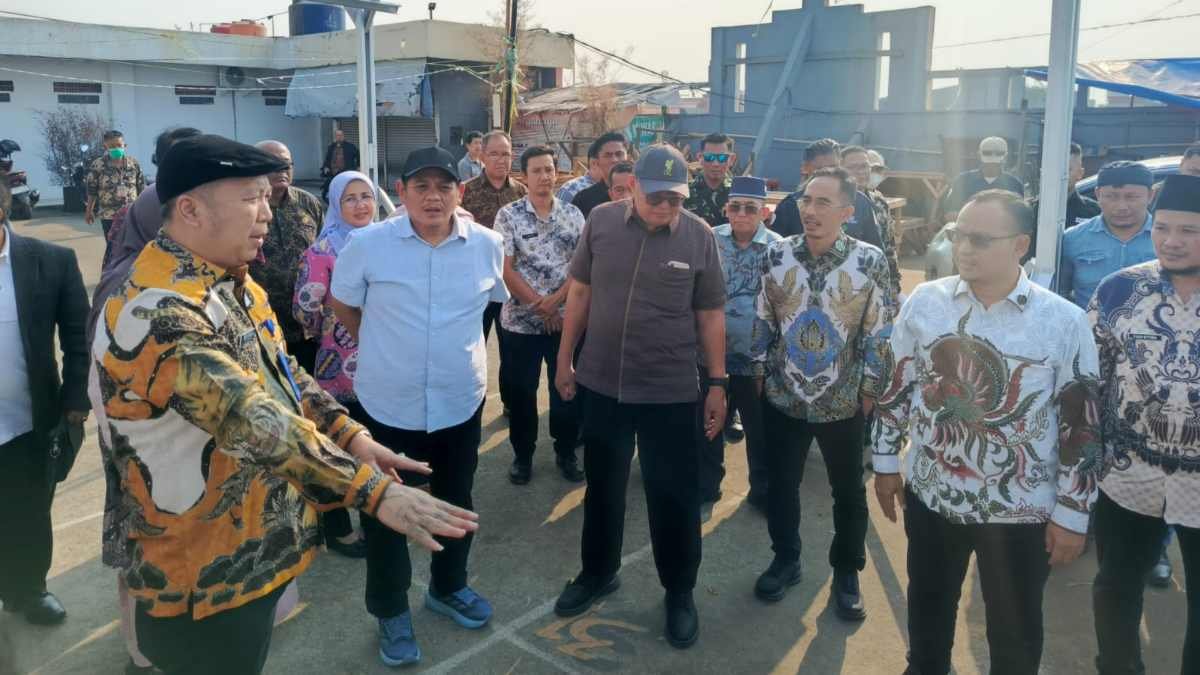 Dirut PTMP saat menemani DPRD Kota Bekasi sidak ke Pasar Baru.