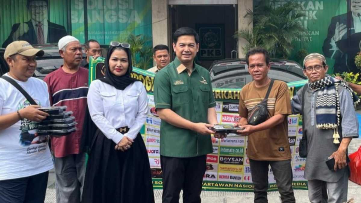 Momen berbagi lewat Program Jumat Berkah Wartawan di kawasan Raden Saleh.