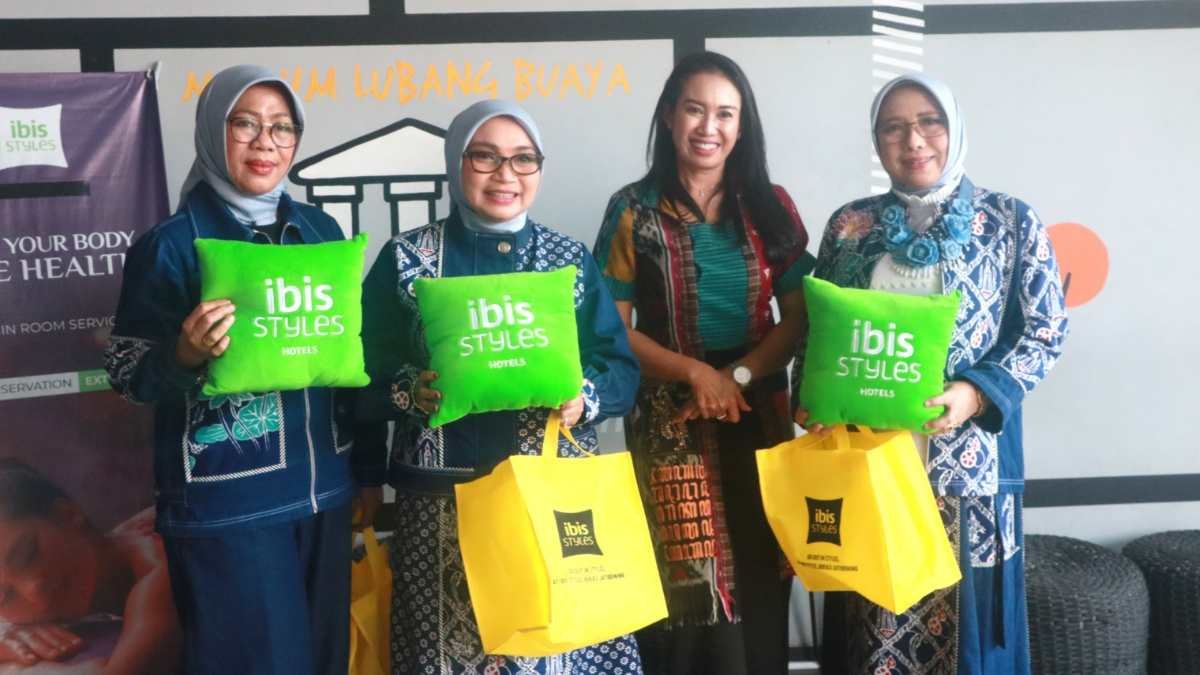 Manajemen Ibis Style Jatibening berfoto bersama Dekranasda Kota Bekasi.