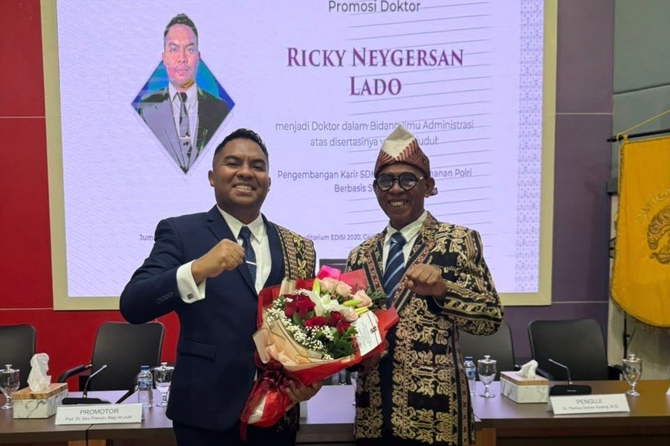 Kompol Ricky Neygersan Lado, alumni SMAK Suria Atambua, meraih gelar Doktor Ilmu Administrasi UI pada 2026 setelah melewati perjalanan pendidikan penuh perjuangan.(Istimewa/HO)