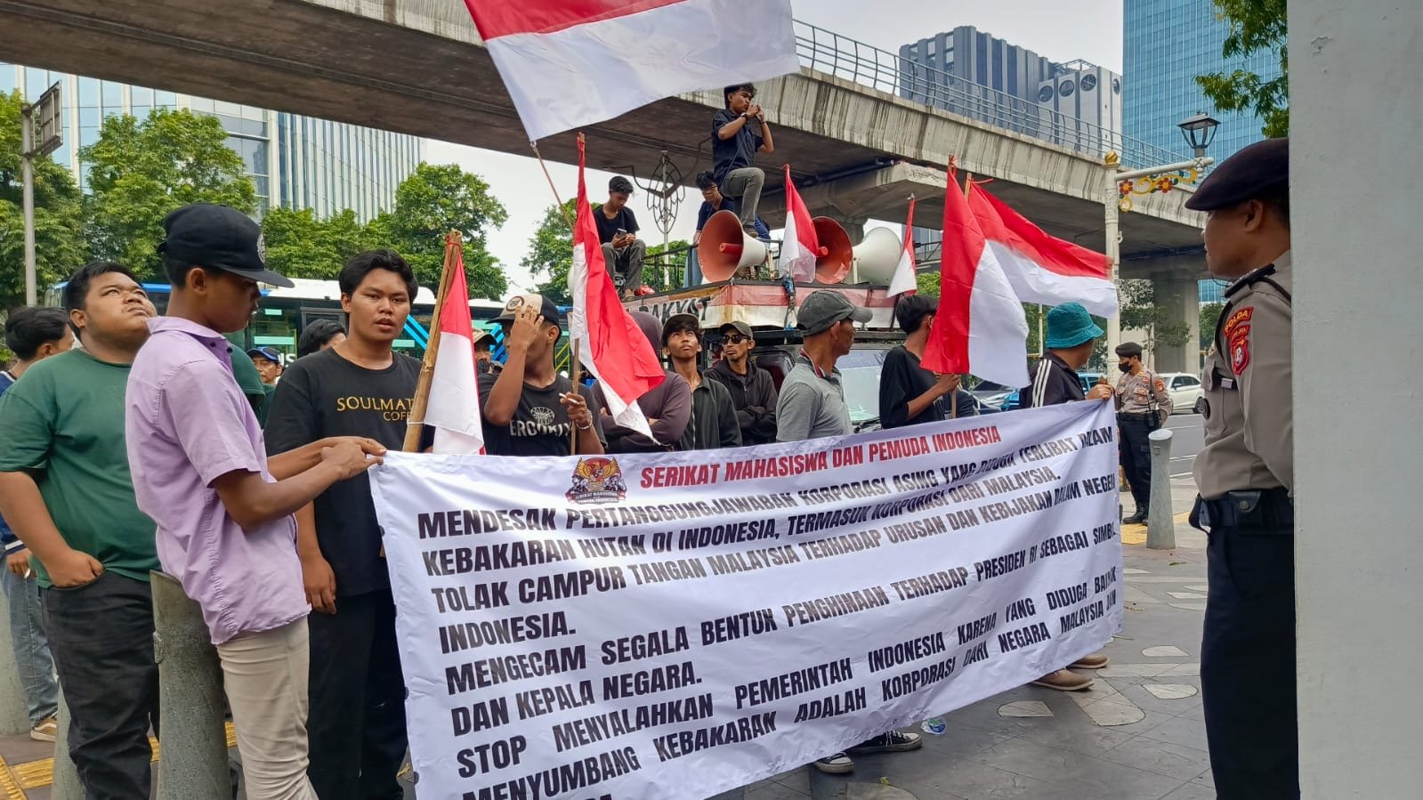 SMPI menyoroti karhutla dan kabut asap lintas batas. Mereka menduga 26 korporasi Malaysia-Singapura perlu ditelusuri dan dimintai pertanggungjawaban.(Istimewa)