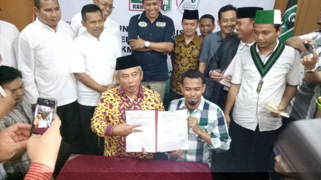 Momen ketika HMI Kota Bekasi saat berfoto bersama mantan Wali Kota Bekasi, Rahmat Effendi.