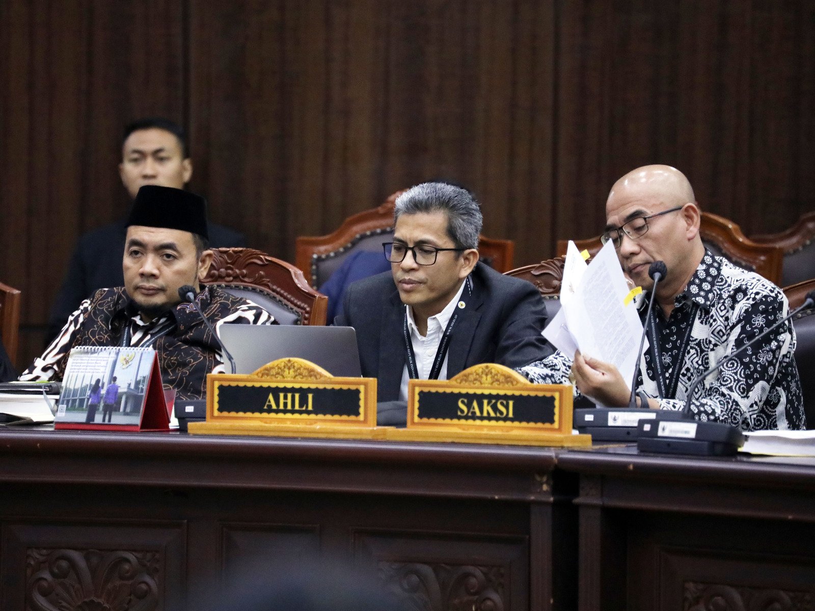 Sidang MK mengungkap dokumen pendidikan Gibran dari UTS Insearch berupa certificate of attendance dan transkrip. Hakim Saldi juga menyoroti tidak adanya ijazah.(istimewa)